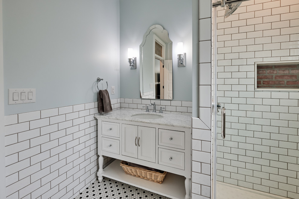 Inspiration för ett litet eklektiskt flerfärgad flerfärgat badrum med dusch, med möbel-liknande, vita skåp, en dusch i en alkov, en toalettstol med separat cisternkåpa, vit kakel, tunnelbanekakel, grå väggar, mosaikgolv, ett undermonterad handfat, bänkskiva i onyx, vitt golv och dusch med gångjärnsdörr