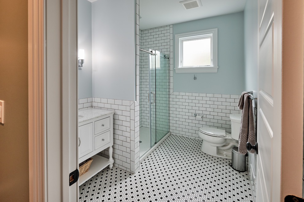 フィラデルフィアにあるラグジュアリーな小さなエクレクティックスタイルのおしゃれなバスルーム (浴槽なし) (家具調キャビネット、白いキャビネット、アルコーブ型シャワー、分離型トイレ、白いタイル、サブウェイタイル、グレーの壁、モザイクタイル、アンダーカウンター洗面器、オニキスの洗面台、白い床、開き戸のシャワー、マルチカラーの洗面カウンター) の写真