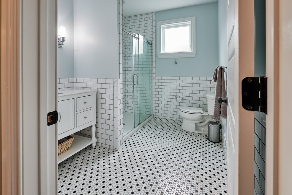 Inredning av ett eklektiskt litet flerfärgad flerfärgat badrum med dusch, med möbel-liknande, vita skåp, en dusch i en alkov, en toalettstol med separat cisternkåpa, vit kakel, tunnelbanekakel, grå väggar, mosaikgolv, ett undermonterad handfat, bänkskiva i onyx, vitt golv och dusch med gångjärnsdörr