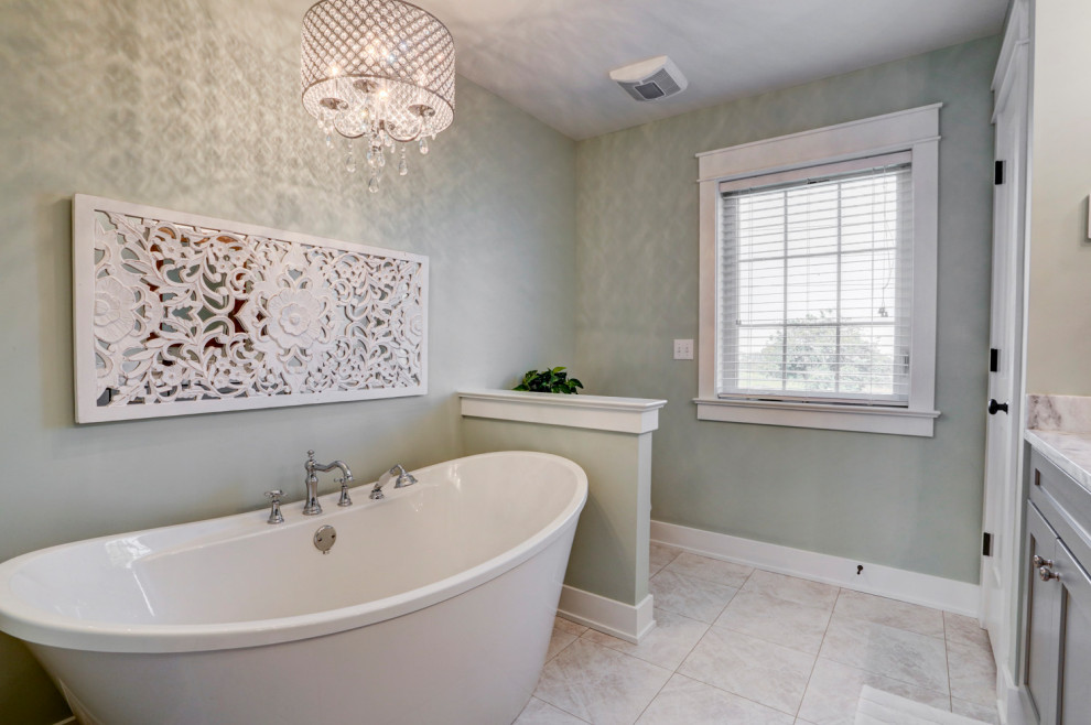 Country Badezimmer En Suite mit grauen Schränken und grüner Wandfarbe