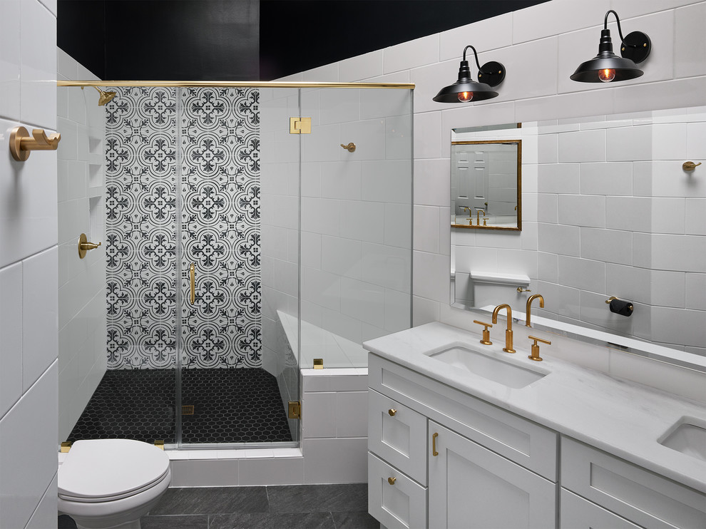 Свежая идея для дизайна: большая ванная комната в стиле неоклассика (современная классика) с фасадами в стиле шейкер, белыми фасадами, белой плиткой, черно-белой плиткой, душевой кабиной, врезной раковиной, душем с распашными дверями, цементной плиткой, угловым душем, раздельным унитазом, черными стенами, полом из сланца, мраморной столешницей и черным полом - отличное фото интерьера