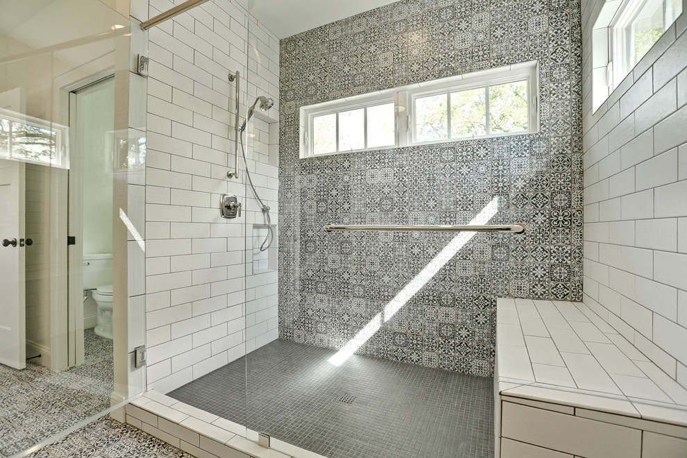 Источник вдохновения для домашнего уюта: ванная комната среднего размера в стиле неоклассика (современная классика) с душем в нише, белыми стенами, полом из мозаичной плитки, душевой кабиной, врезной раковиной и мраморной столешницей