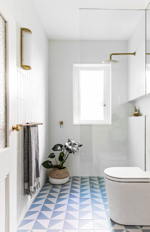 Idéer för att renovera ett litet skandinaviskt en-suite badrum, med en öppen dusch, en toalettstol med separat cisternkåpa, vit kakel, keramikplattor, vita väggar, klinkergolv i porslin, ett väggmonterat handfat, blått golv och med dusch som är öppen