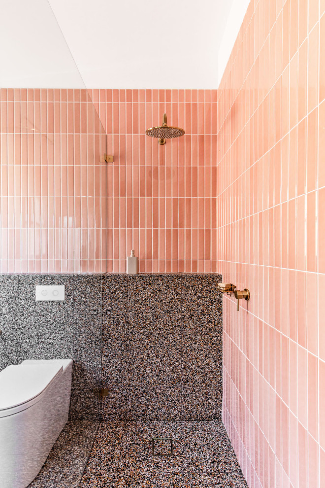 Inspiration för mellanstora skandinaviska brunt en-suite badrum, med skåp i mellenmörkt trä, ett fristående badkar, en öppen dusch, en toalettstol med separat cisternkåpa, rosa kakel, keramikplattor, rosa väggar, terrazzogolv, ett väggmonterat handfat, träbänkskiva, flerfärgat golv och med dusch som är öppen