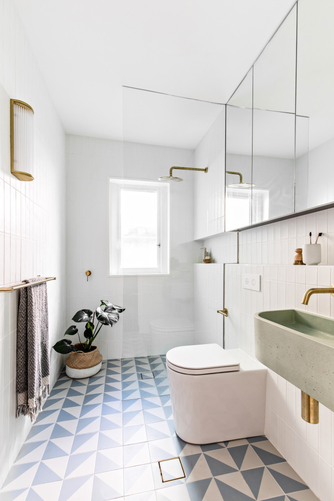 Стильный дизайн: маленькая главная ванная комната в скандинавском стиле с открытым душем, раздельным унитазом, белой плиткой, керамической плиткой, белыми стенами, полом из керамогранита, подвесной раковиной, синим полом, открытым душем, нишей, тумбой под одну раковину и подвесной тумбой для на участке и в саду - последний тренд