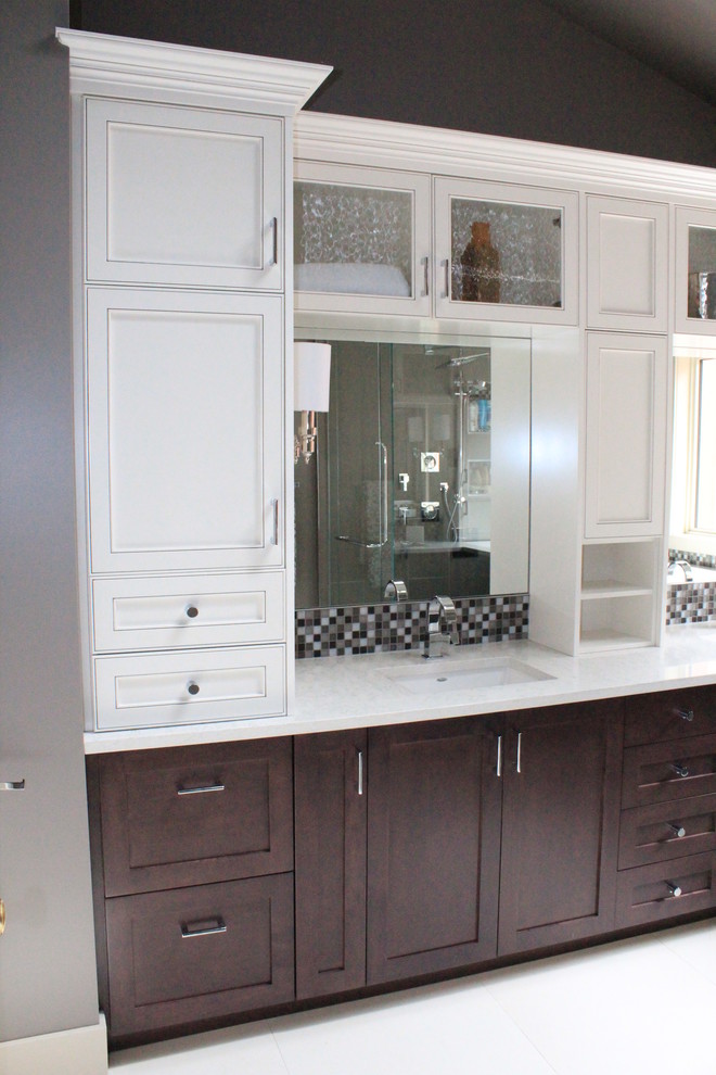 Diseño de cuarto de baño principal clásico de tamaño medio con armarios con paneles empotrados y encimera de acrílico