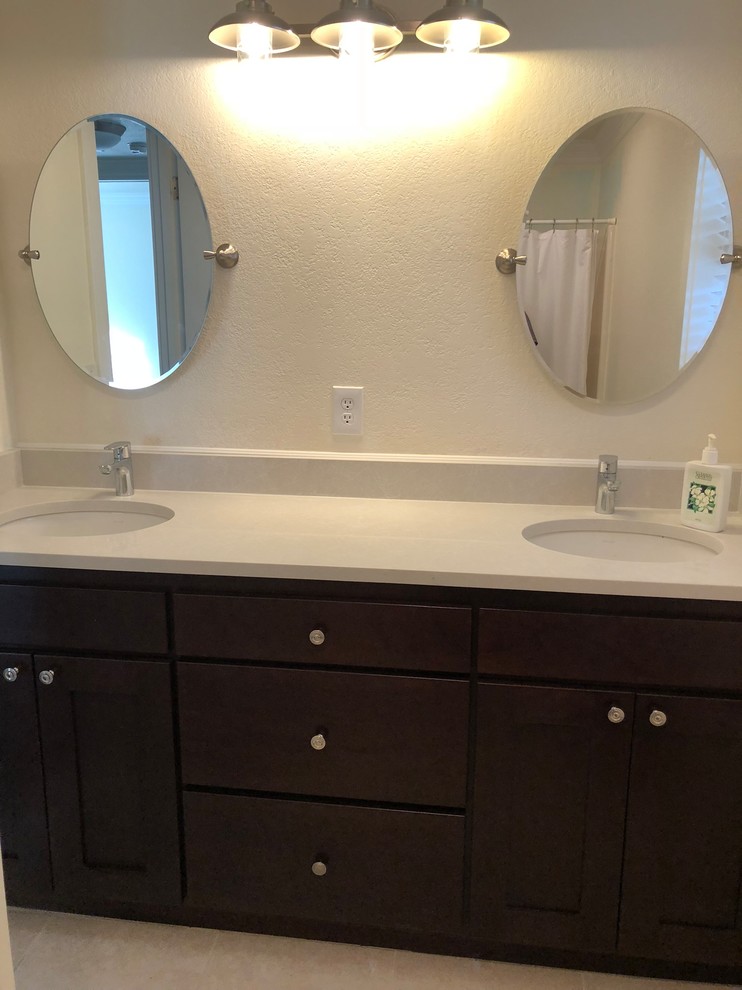 Ejemplo de cuarto de baño principal tradicional de tamaño medio con armarios estilo shaker, puertas de armario de madera en tonos medios, paredes blancas, lavabo bajoencimera, encimera de cuarcita y encimeras blancas