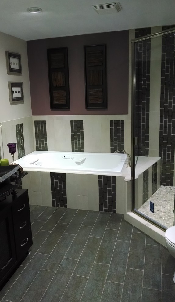 Foto på ett stort rustikt en-suite badrum, med ett platsbyggt badkar, en hörndusch, flerfärgad kakel, porslinskakel och klinkergolv i porslin