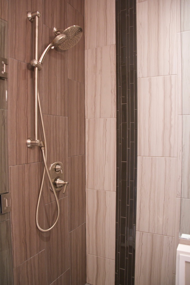 Exempel på ett stort klassiskt en-suite badrum, med skåp i shakerstil, vita skåp, ett badkar i en alkov, en dusch i en alkov, en toalettstol med separat cisternkåpa, beige väggar, mörkt trägolv, ett undermonterad handfat, granitbänkskiva, brunt golv och dusch med gångjärnsdörr
