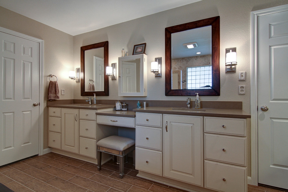 Esempio di una stanza da bagno chic con lavabo sottopiano, ante con bugna sagomata e top in quarzo composito