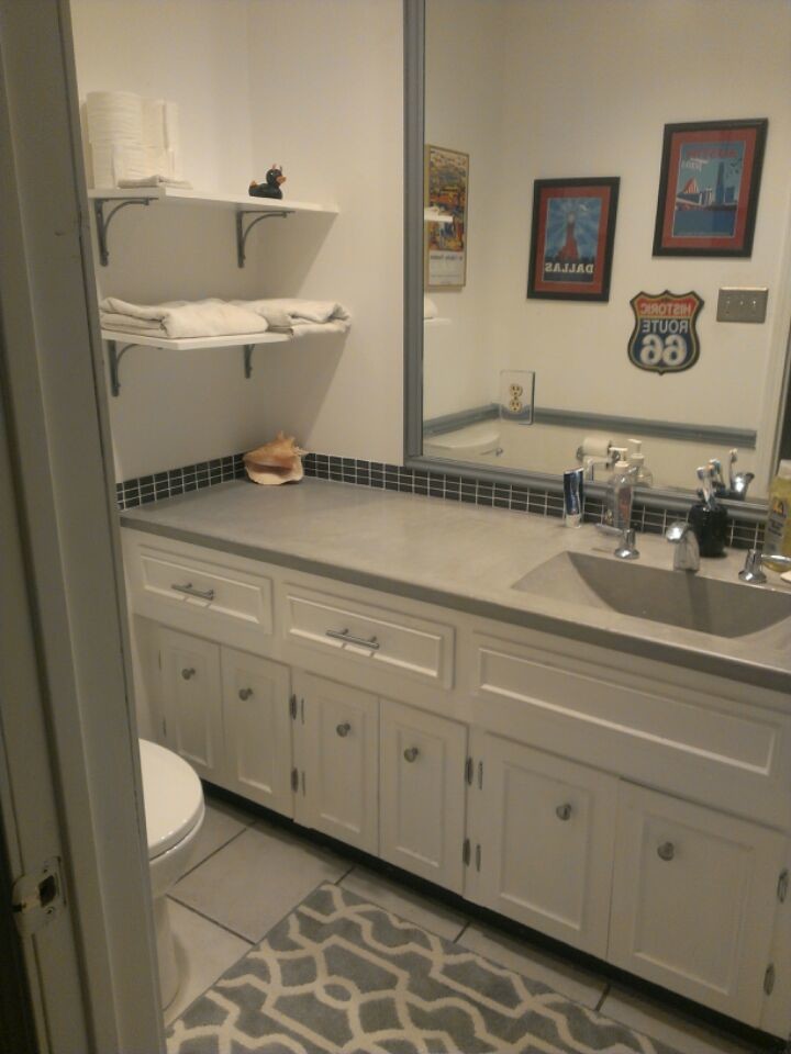 Inspiration pour une salle de bain traditionnelle de taille moyenne pour enfant avec un placard à porte shaker, des portes de placard blanches, WC séparés, un mur blanc, un sol en carrelage de céramique, un lavabo intégré, un plan de toilette en béton et un sol gris.