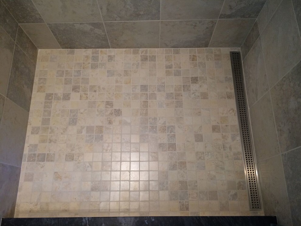 На фото: большая главная ванная комната в классическом стиле с столешницей из оникса, гидромассажной ванной, угловым душем, бежевой плиткой, цементной плиткой и зелеными стенами