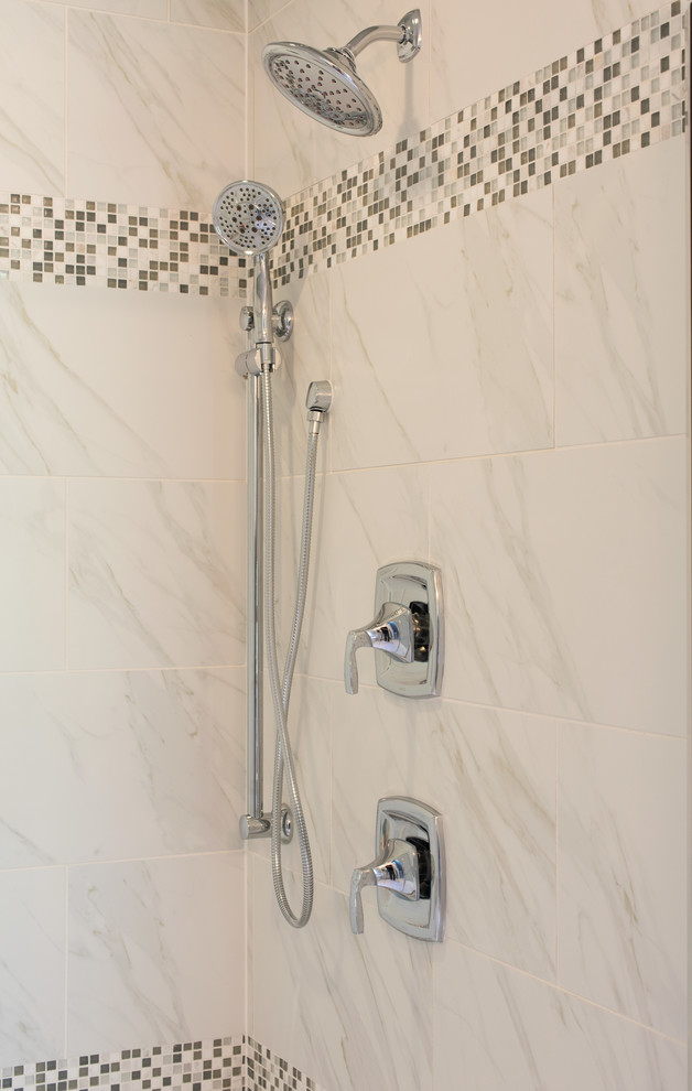 Idéer för ett klassiskt en-suite badrum, med en dubbeldusch, vit kakel, porslinskakel och grå väggar