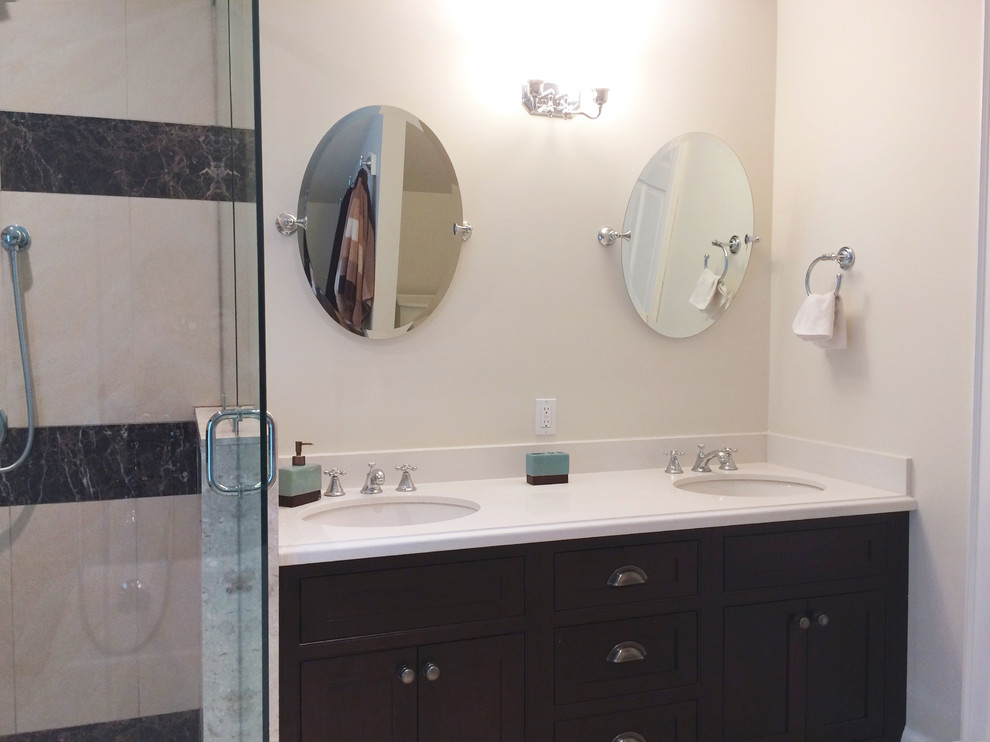 Foto de cuarto de baño principal contemporáneo pequeño con lavabo encastrado, armarios con rebordes decorativos, puertas de armario de madera en tonos medios, ducha esquinera y paredes beige