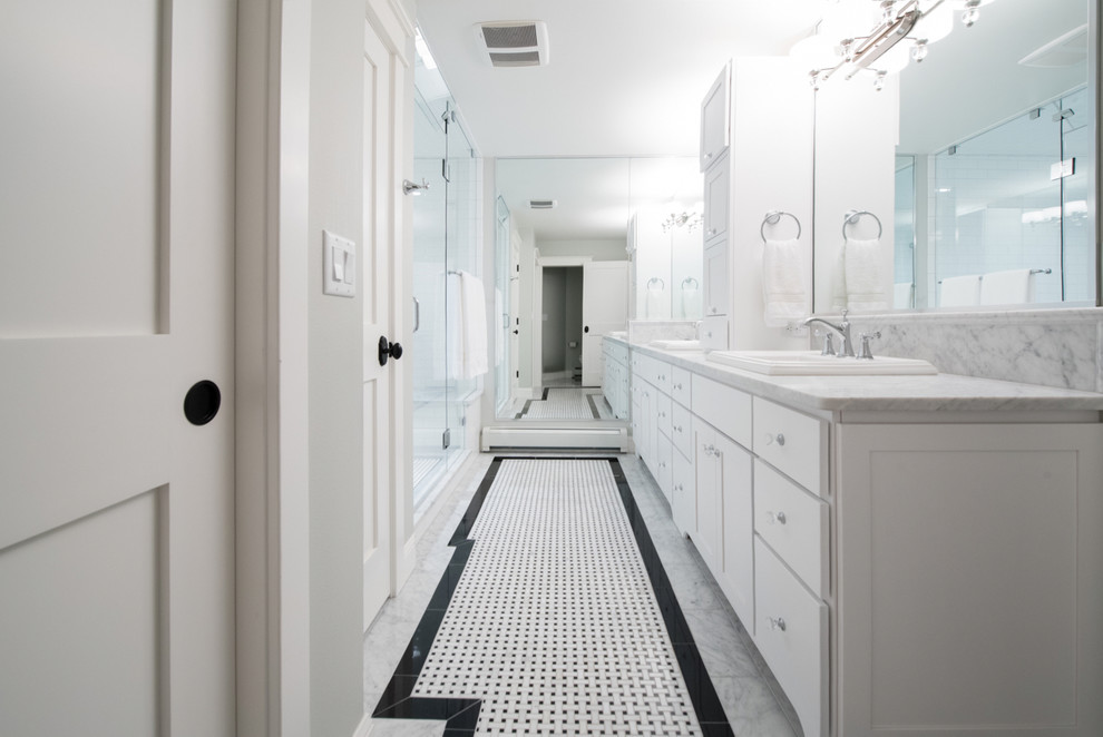 デンバーにあるトランジショナルスタイルのおしゃれな浴室 (開き戸のシャワー) の写真