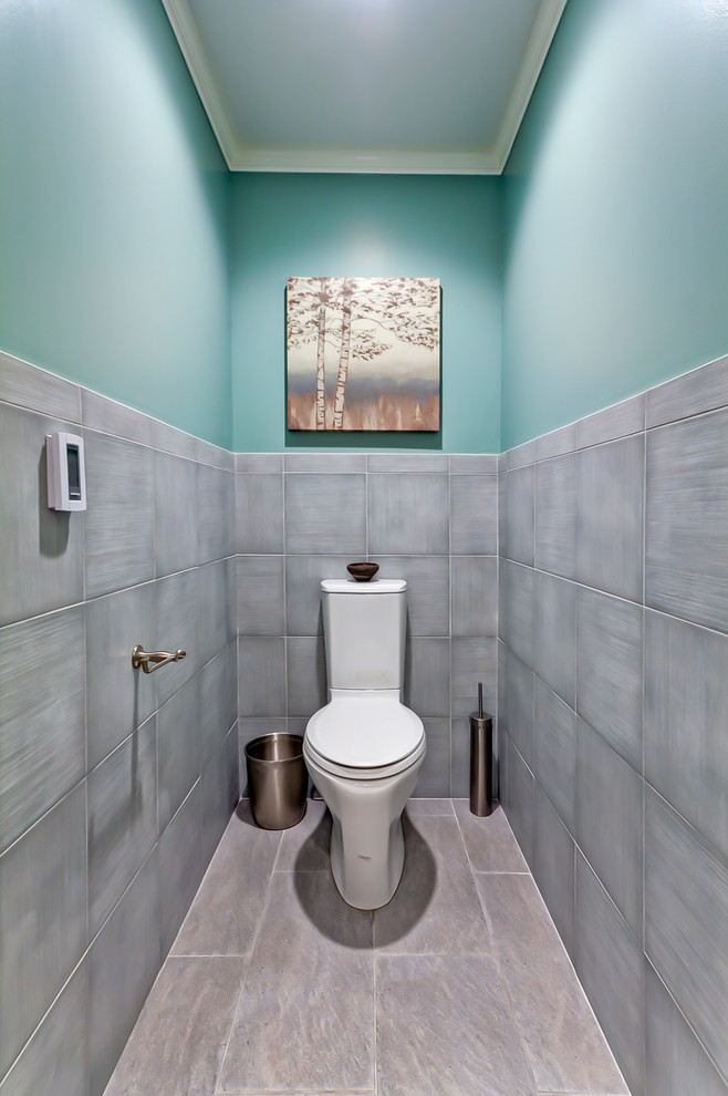 Стильный дизайн: туалет в стиле неоклассика (современная классика) с унитазом-моноблоком, серой плиткой и керамогранитной плиткой - последний тренд
