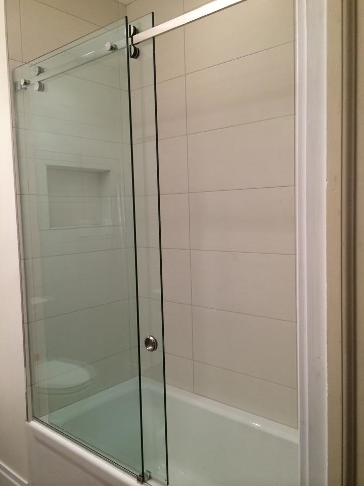 Mittelgroßes Modernes Badezimmer mit Duschbadewanne, beigen Fliesen, Porzellanfliesen und weißer Wandfarbe in New York