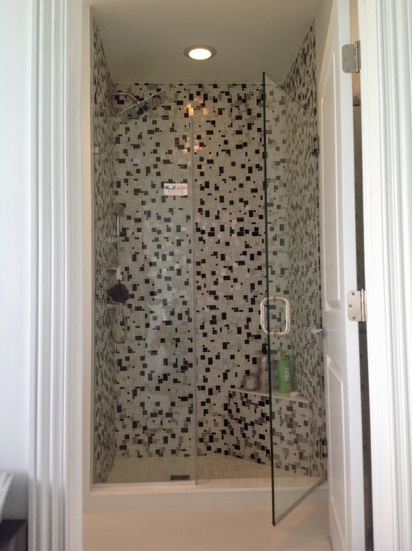 ニューヨークにある中くらいなコンテンポラリースタイルのおしゃれな浴室 (アルコーブ型シャワー、ベージュのタイル、黒いタイル、モノトーンのタイル、マルチカラーのタイル、白いタイル、磁器タイル、白い壁) の写真