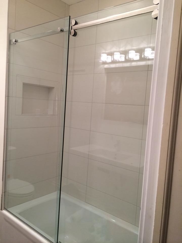 Ispirazione per una stanza da bagno design di medie dimensioni con vasca/doccia, piastrelle beige, piastrelle bianche, piastrelle in gres porcellanato e pareti bianche