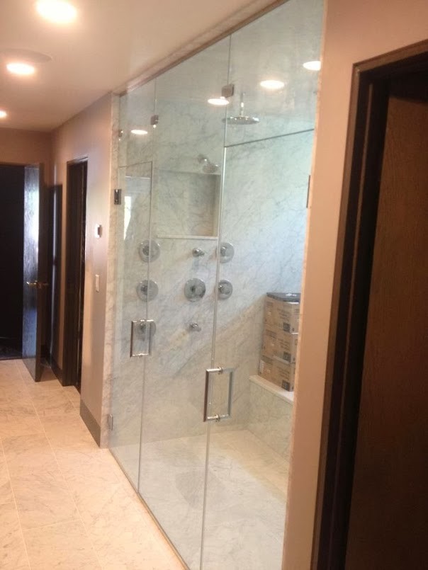 Immagine di una grande stanza da bagno padronale moderna con doccia doppia, piastrelle grigie, piastrelle in pietra, pareti marroni e pavimento in gres porcellanato