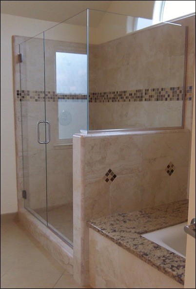 Exemple d'une salle de bain chic de taille moyenne avec une baignoire en alcôve, une douche d'angle, un carrelage beige, un carrelage marron, un carrelage multicolore, mosaïque, un mur beige et un sol en carrelage de céramique.