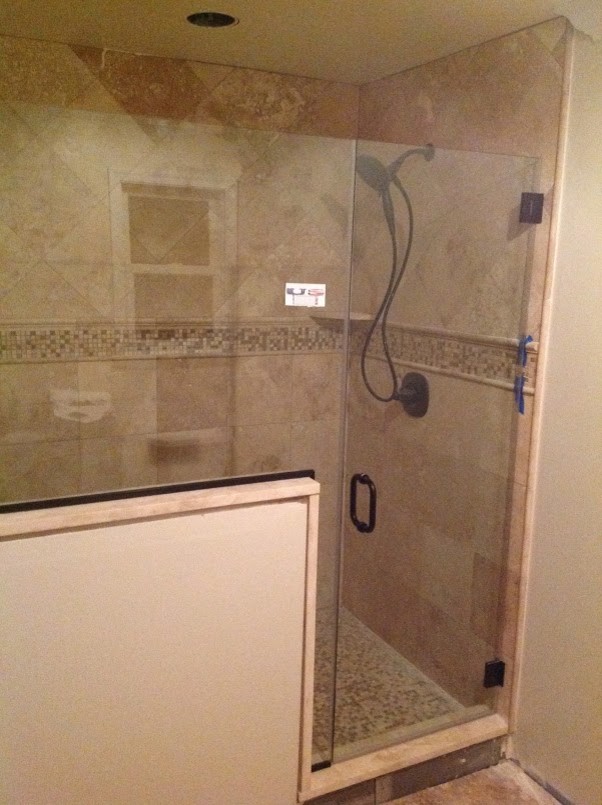 Стильный дизайн: ванная комната среднего размера в современном стиле с душем в нише, коричневой плиткой, каменной плиткой и коричневыми стенами - последний тренд