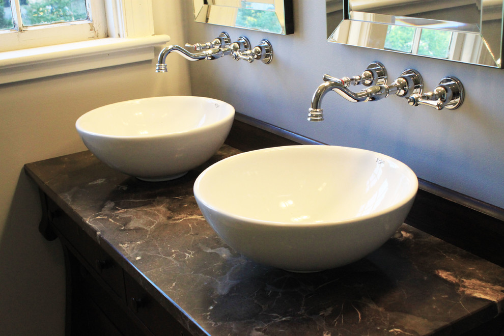 Foto di una stanza da bagno contemporanea con lavabo a bacinella, ante in legno bruno, top in marmo, vasca/doccia e piastrelle bianche