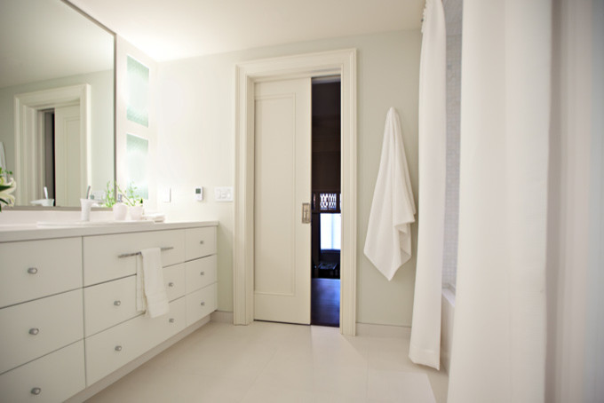 Idéer för stora funkis vitt en-suite badrum, med släta luckor, vita skåp, ett badkar i en alkov, en dusch/badkar-kombination, vit kakel, grå väggar, mosaik, klinkergolv i porslin, ett undermonterad handfat, bänkskiva i kvartsit, vitt golv och dusch med duschdraperi