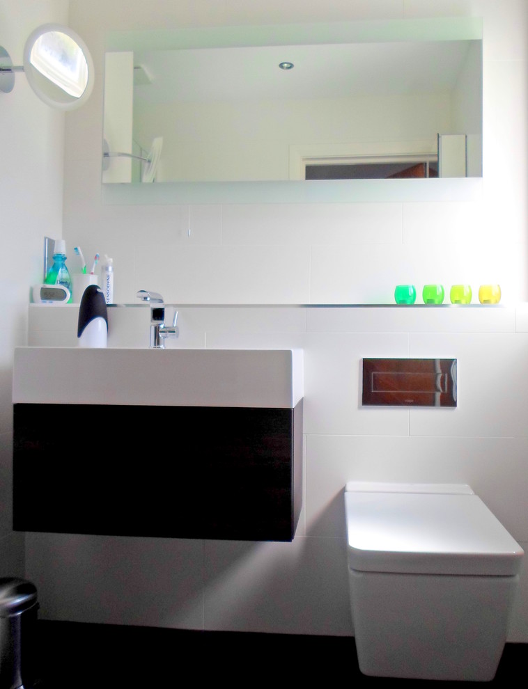 Immagine di una stanza da bagno contemporanea con pareti grigie