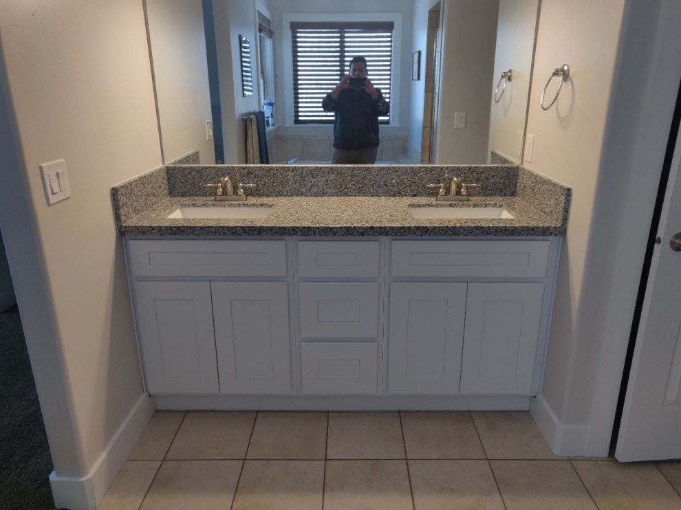 Foto di una stanza da bagno minimal di medie dimensioni con ante in stile shaker, ante bianche, lavabo sottopiano, top in granito, top multicolore, due lavabi e mobile bagno incassato