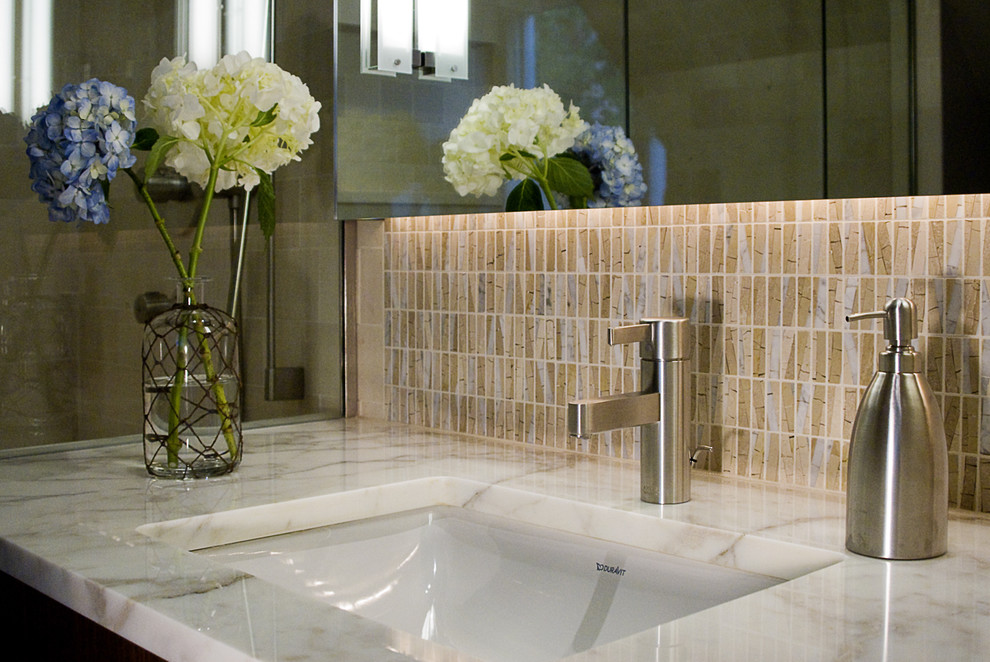 Diseño de cuarto de baño actual con baldosas y/o azulejos en mosaico