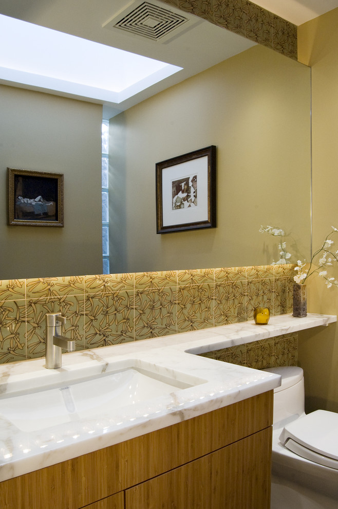 シカゴにあるコンテンポラリースタイルのおしゃれな浴室 (大理石の洗面台) の写真