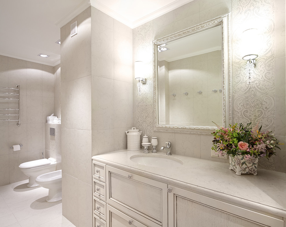 Exempel på ett klassiskt badrum, med luckor med infälld panel, vita skåp, ett urinoar, vit kakel, vita väggar och ett undermonterad handfat