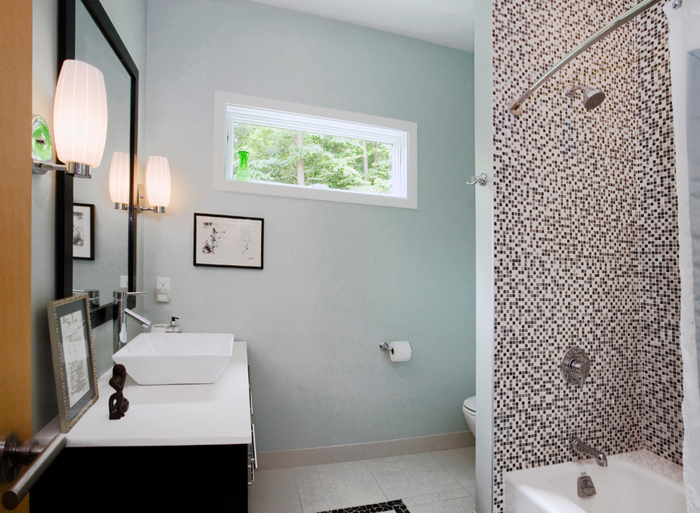 Foto på ett mellanstort funkis badrum, med ett fristående handfat och blå väggar