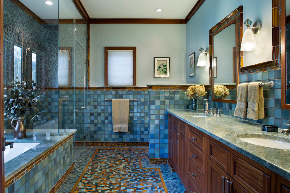 Immagine di una stanza da bagno american style con ante con riquadro incassato, ante in legno bruno, vasca sottopiano, doccia alcova, piastrelle blu, piastrelle in ceramica, pareti beige e pavimento con piastrelle in ceramica