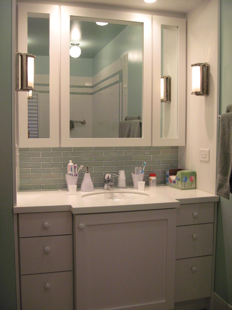 Пример оригинального дизайна: главная ванная комната в стиле неоклассика (современная классика) с плоскими фасадами, белыми фасадами, накладной ванной, двойным душем, раздельным унитазом, зеленой плиткой, стеклянной плиткой, зелеными стенами, полом из керамогранита, врезной раковиной, столешницей из искусственного камня, разноцветным полом, душем с распашными дверями и белой столешницей