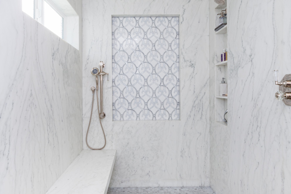 Idéer för ett stort klassiskt vit en-suite badrum, med möbel-liknande, skåp i mellenmörkt trä, ett fristående badkar, en öppen dusch, en toalettstol med hel cisternkåpa, vit kakel, stenhäll, grå väggar, marmorgolv, ett undermonterad handfat, marmorbänkskiva, vitt golv och med dusch som är öppen