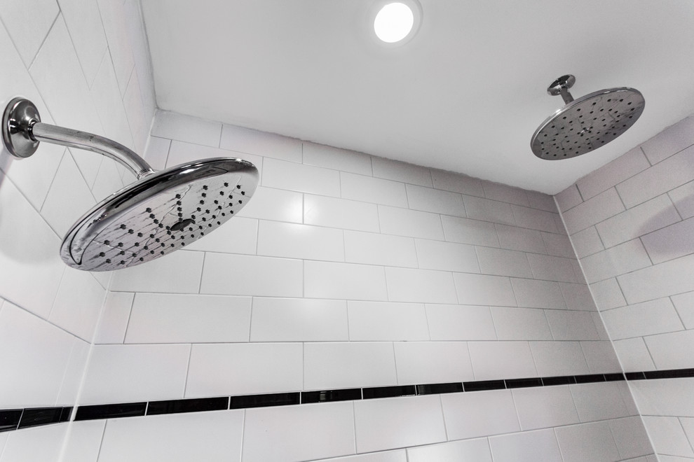 Bild på ett litet eklektiskt badrum med dusch, med ett integrerad handfat, skåp i shakerstil, skåp i mörkt trä, kaklad bänkskiva, en öppen dusch, en toalettstol med separat cisternkåpa, vit kakel, keramikplattor, blå väggar och klinkergolv i keramik