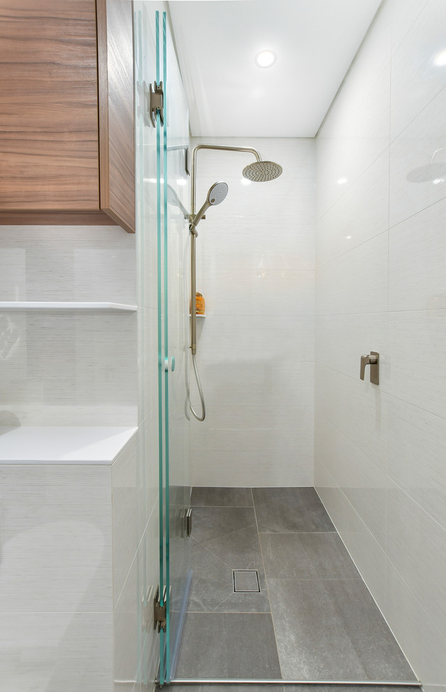 Idées déco pour une petite douche en alcôve principale contemporaine en bois brun avec un mur blanc, un lavabo intégré, un plan de toilette en surface solide, un sol gris, une cabine de douche à porte battante et un plan de toilette blanc.