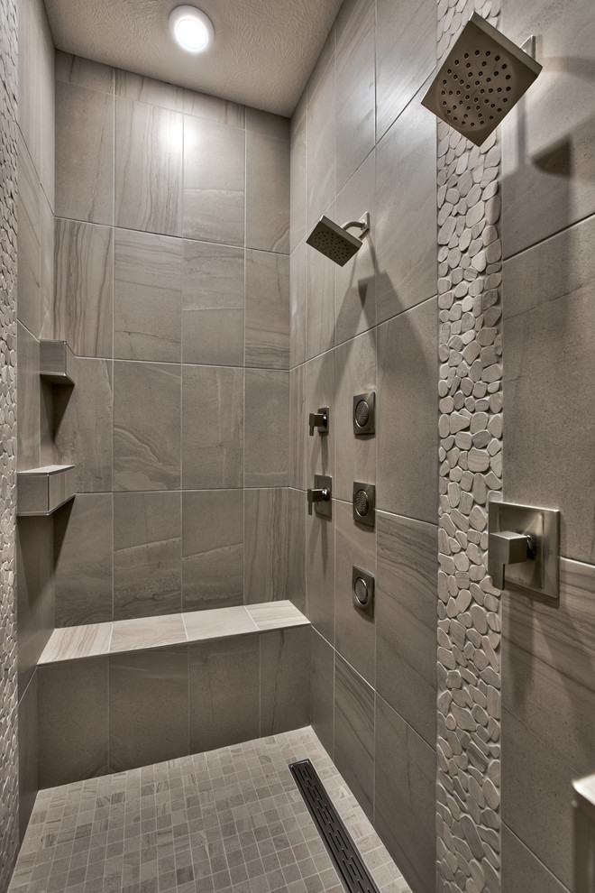 Idées déco pour une grande douche en alcôve principale moderne avec un placard à porte plane, des portes de placard marrons, WC séparés, un carrelage gris, des carreaux de céramique, un mur gris, un sol en carrelage de porcelaine, un lavabo encastré et un plan de toilette en quartz.