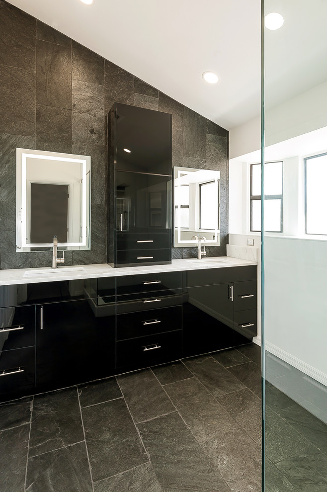 Idéer för stora funkis vitt en-suite badrum, med släta luckor, svarta skåp, en hörndusch, grå kakel, skifferkakel, grå väggar, skiffergolv, bänkskiva i kvarts och grått golv