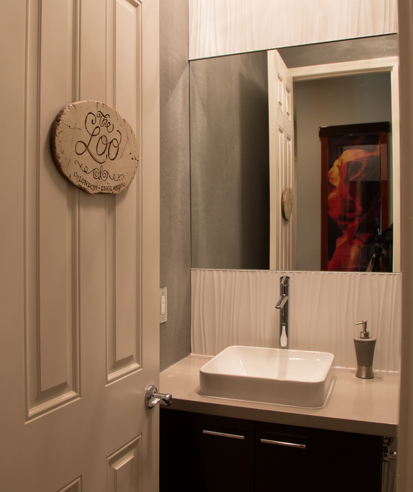 Foto på ett litet funkis badrum med dusch, med släta luckor, skåp i mörkt trä, en toalettstol med hel cisternkåpa, porslinskakel, grå väggar, klinkergolv i porslin och ett fristående handfat