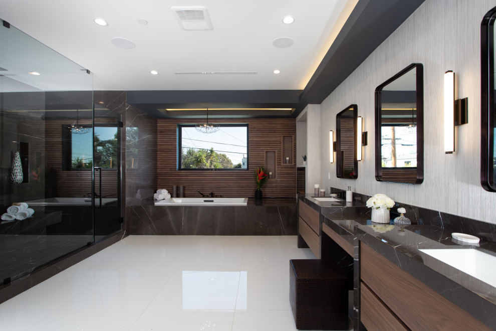 Источник вдохновения для домашнего уюта: большая главная ванная комната: освещение в стиле модернизм с плоскими фасадами, темными деревянными фасадами, накладной ванной, открытым душем, черной плиткой, мраморной плиткой, белыми стенами, полом из керамогранита, врезной раковиной, мраморной столешницей, белым полом, душем с распашными дверями, черной столешницей, акцентной стеной, тумбой под две раковины, встроенной тумбой и панелями на части стены
