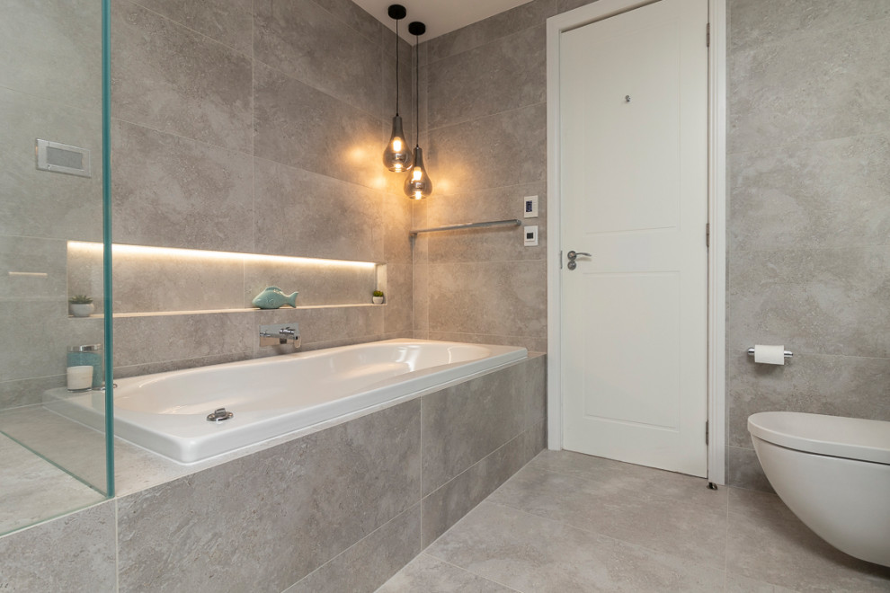Идея дизайна: огромная ванная комната в стиле модернизм с плоскими фасадами, темными деревянными фасадами, отдельно стоящей ванной, открытым душем, инсталляцией, серой плиткой, керамогранитной плиткой, разноцветными стенами, полом из керамогранита, душевой кабиной, врезной раковиной, столешницей из плитки, серым полом, открытым душем и белой столешницей