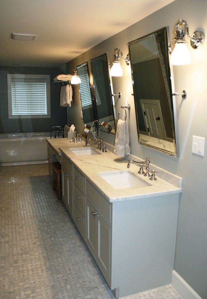 Идея дизайна: большая главная ванная комната в классическом стиле с плоскими фасадами, серыми фасадами, отдельно стоящей ванной, серой плиткой, плиткой мозаикой, серыми стенами, полом из мозаичной плитки, настольной раковиной и мраморной столешницей