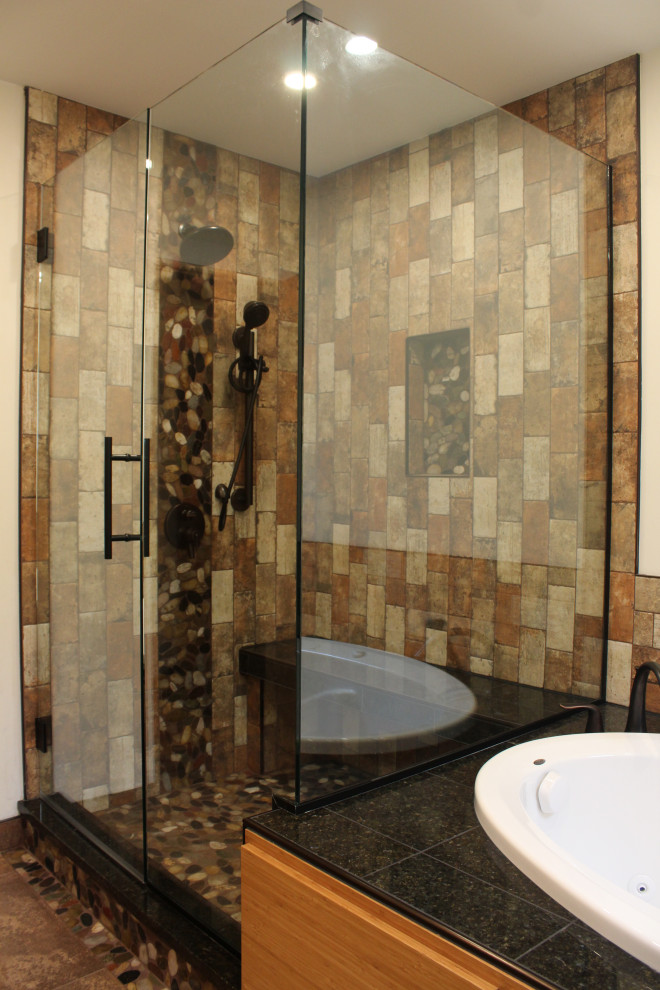 Свежая идея для дизайна: главная ванная комната среднего размера в стиле фьюжн с плоскими фасадами, светлыми деревянными фасадами, накладной ванной, открытым душем, унитазом-моноблоком, коричневой плиткой, керамической плиткой, белыми стенами, полом из керамической плитки, настольной раковиной, столешницей из гранита, коричневым полом, душем с распашными дверями и черной столешницей - отличное фото интерьера