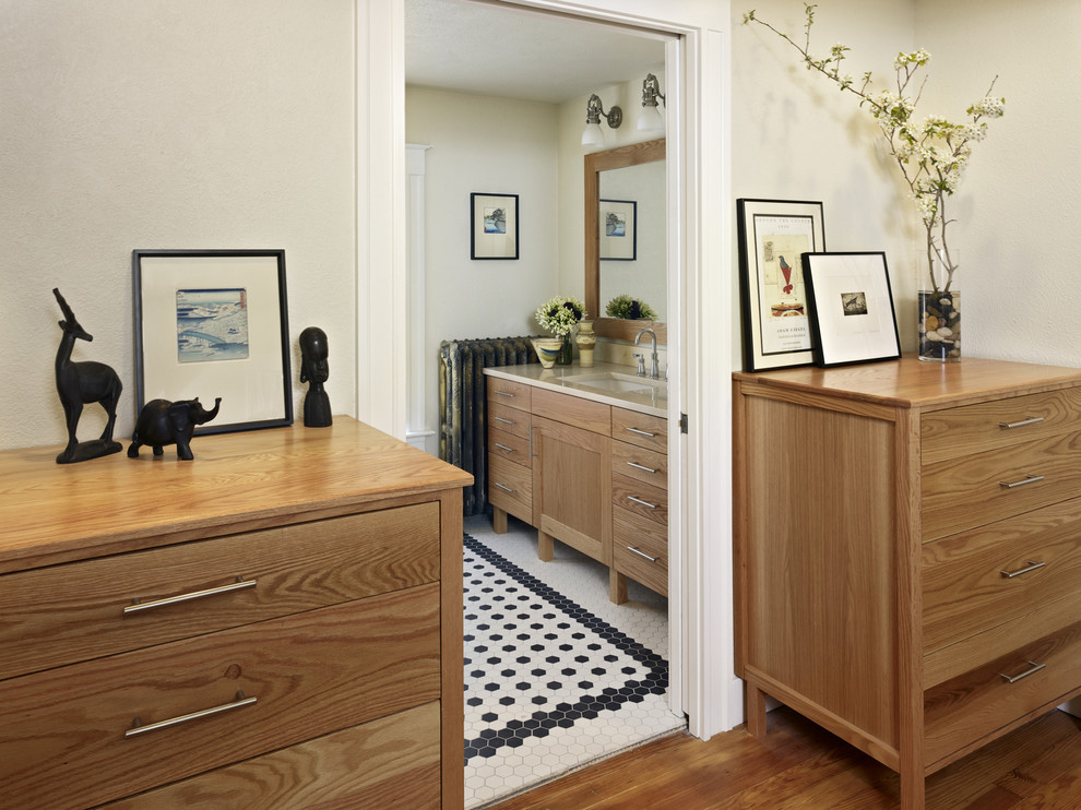 Идея дизайна: ванная комната в классическом стиле с фасадами цвета дерева среднего тона, черно-белой плиткой и разноцветным полом