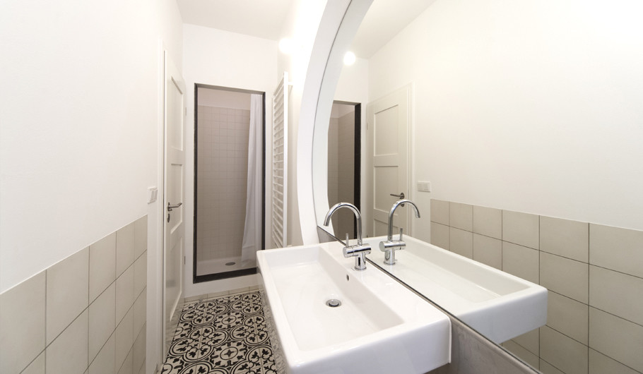 Photo of a modern bathroom in Madrid.