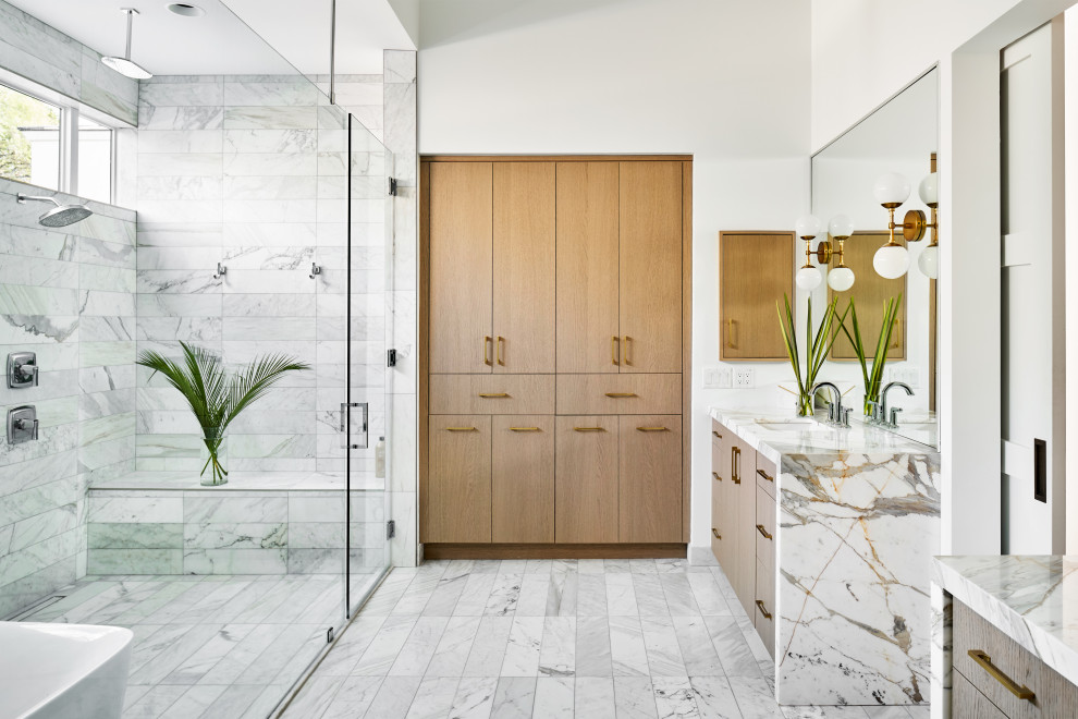 Idéer för ett modernt flerfärgad en-suite badrum, med släta luckor, skåp i ljust trä, grå kakel, flerfärgad kakel, vit kakel, vita väggar, ett undermonterad handfat, en kantlös dusch, flerfärgat golv och dusch med gångjärnsdörr