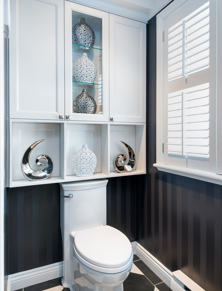 Kleines Mediterranes Duschbad mit Schrankfronten im Shaker-Stil, weißen Schränken, Toilette mit Aufsatzspülkasten, schwarzer Wandfarbe, Porzellan-Bodenfliesen, schwarzem Boden, WC-Raum, schwebendem Waschtisch und Tapetenwänden in Vancouver